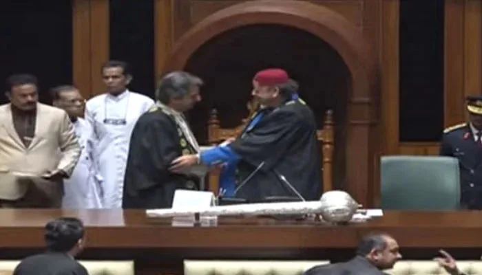 Outgoing speaker Agha Siraj Durrani handing over the reins of the Sindh Assembly to Speaker Awais Qadir Shah