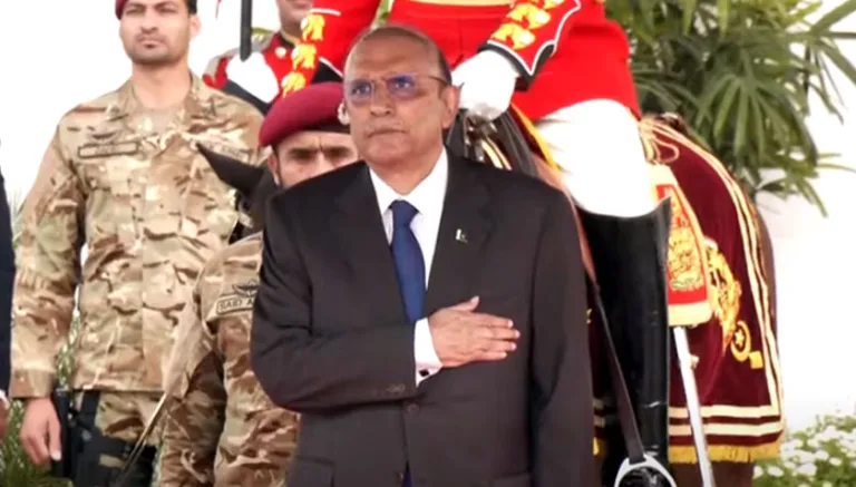 Asif Ali Zardari presented guard of honour at Aiwan-e-Sadr