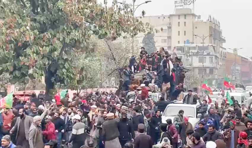 supporters of Pakistan tehreek insaf protesting